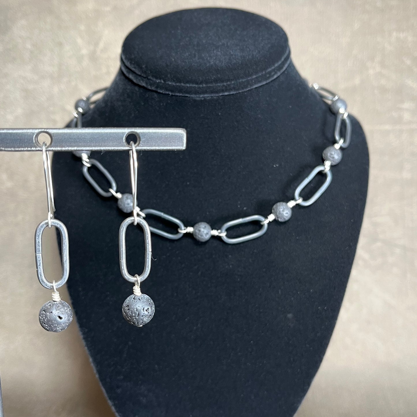 Chain and lava earrings with silver